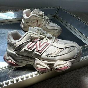 New Balance Kids Sneakers in Cream and Pink